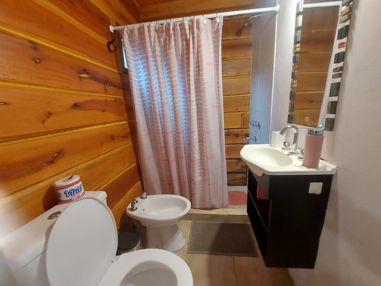 Baño en planta baja <br> Toallas de cara, de mano y toallones <br> Jabón líquido y de tocador